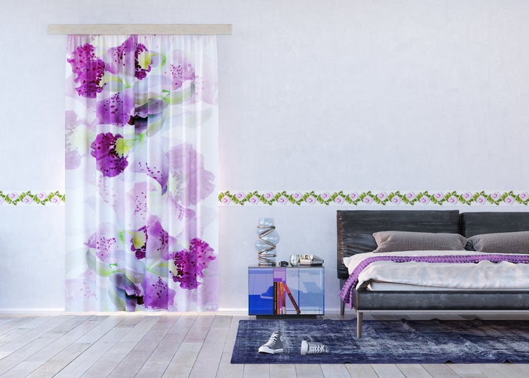 Schlafzimmer mit Vorhang mit Blumenmuster, Bett und Nachttisch