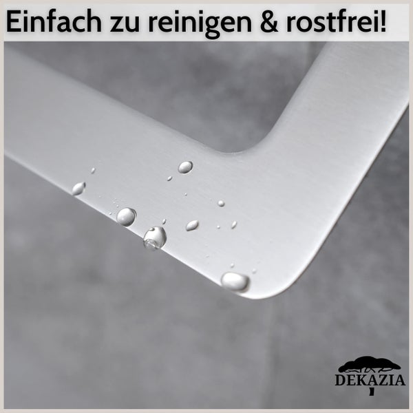 Nahaufnahme einer rostfreien Edelstahloberfläche mit Wassertropfen, einfach zu reinigen. Dekazia Logo.