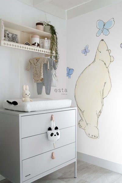 Kinderzimmer mit Wickelkommode, Regal und Wanddekoration