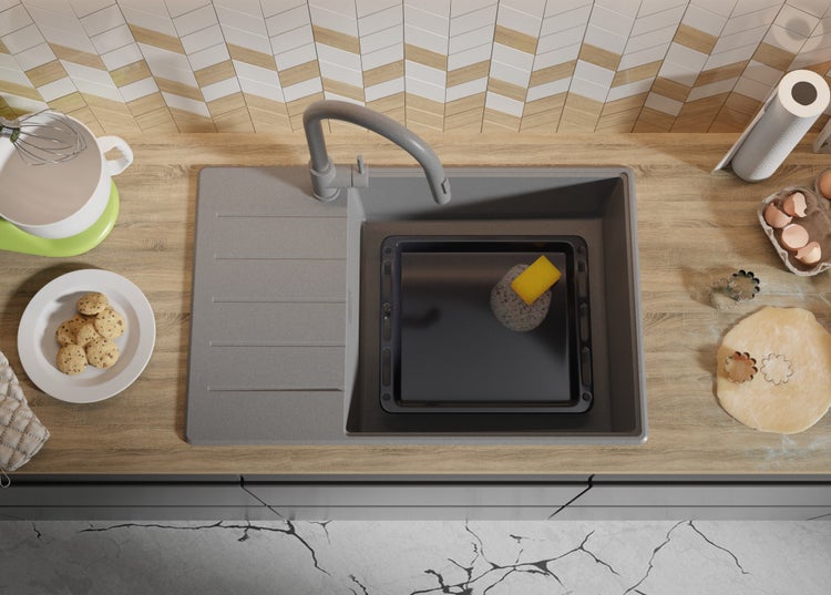 Küchenszene mit Spüle, Armatur, Backblech, Teig und Backutensilien auf einer Arbeitsplatte