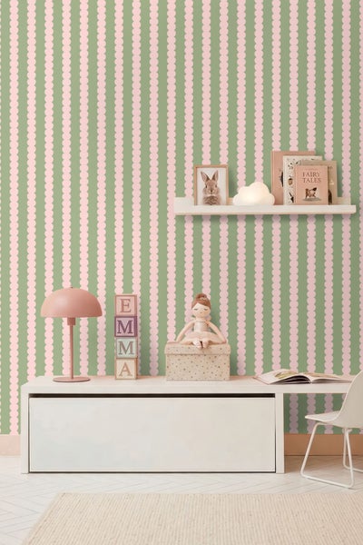 Vliestapete im Kinderzimmer mit vertikalem Muster aus kleinen Kreisen, kombiniert mit einem weißen Sideboard und Wandregal.