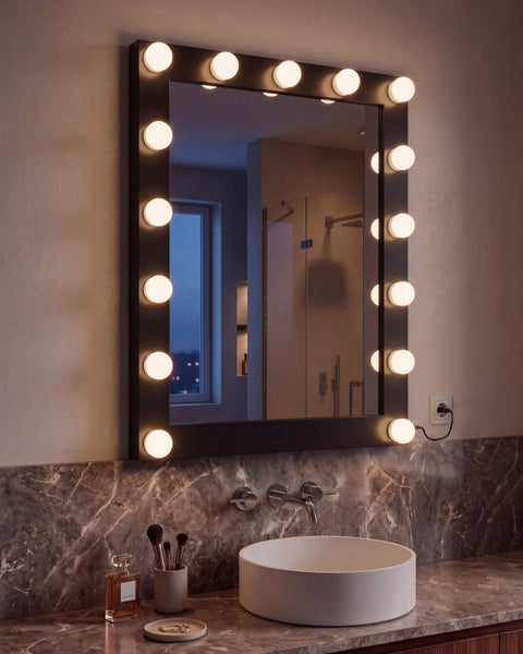Rechteckiger Schminkspiegel mit integrierter LED Beleuchtung im Hollywood Stil an einer Wand über einem Waschbecken in einem Badezimmer.