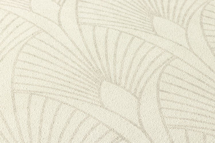 Nahaufnahme einer strukturierten Tapete mit fächerförmigem Muster, ergänzt durch eukalyptushängende und eine Kerze