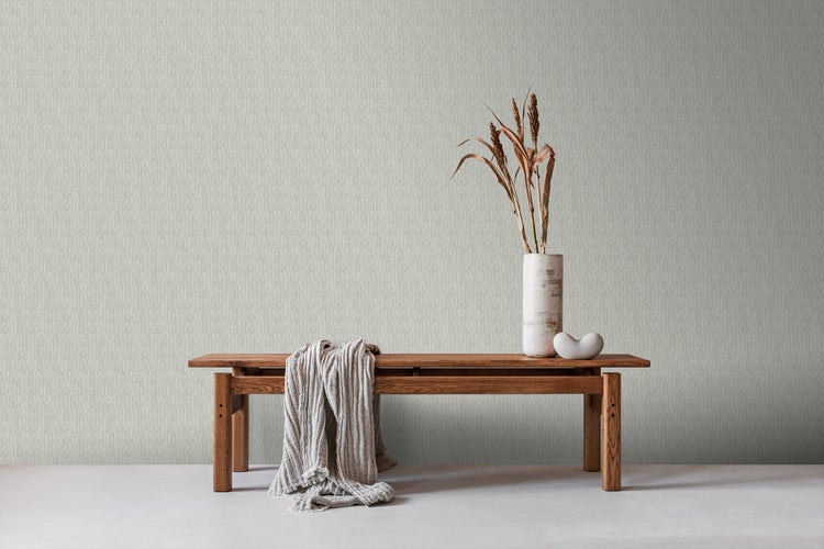 Heller Raum mit gemusterter Tapete, Holztisch, Dekorationen und Decke