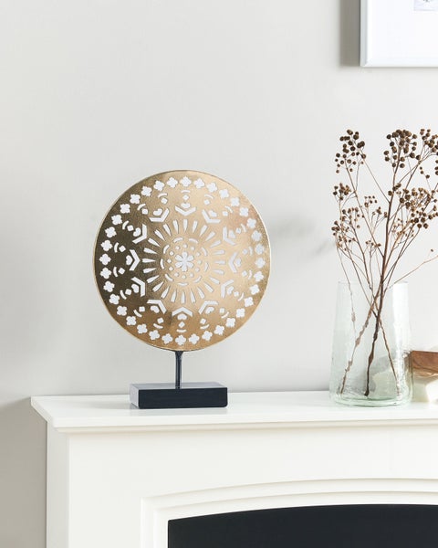 Dekorative goldfarbene Scheibe auf schwarzem Sockel, Tischdekoration