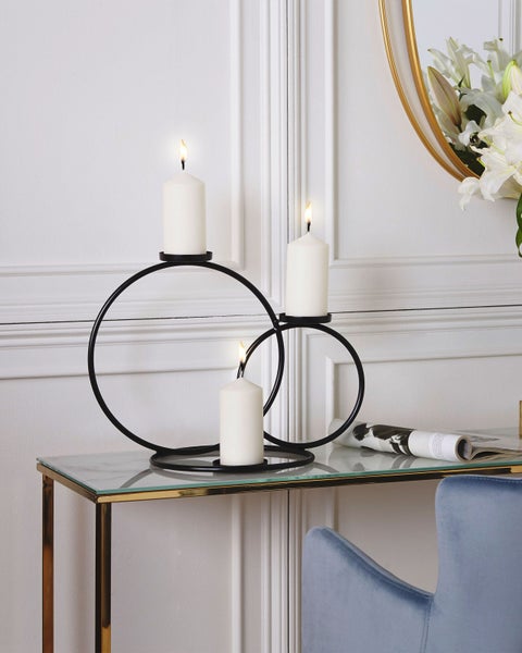 Kerzenständer mit drei Kerzen auf einem Tisch