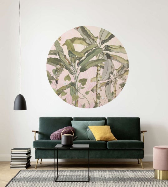 Wohnzimmer mit Sofa, Tisch und Wandbild mit Pflanzenmotiv