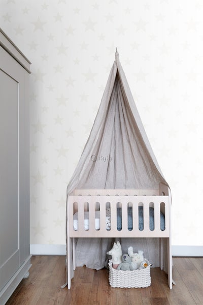 Kinderzimmer mit Babybett, Baldachin und Stofftieren in einem Korb