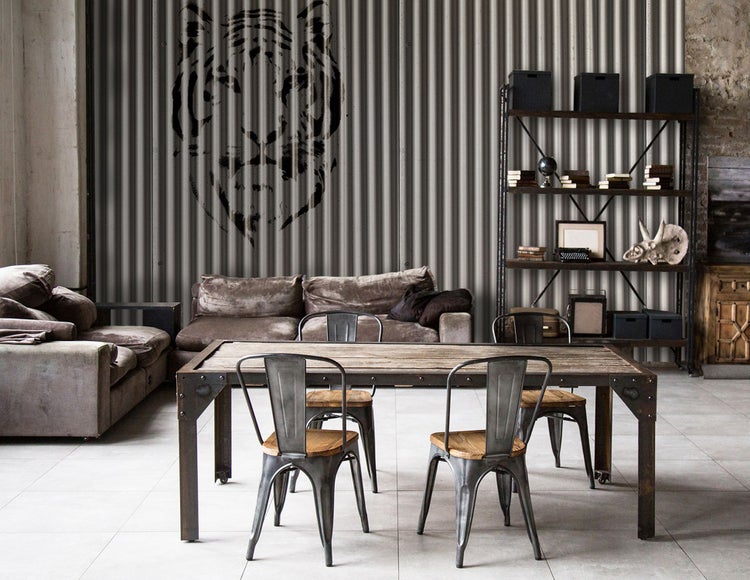 Wohnzimmer mit Sofa, Regal, Tisch und Stühlen vor einer Wand mit Tiger-Motiv