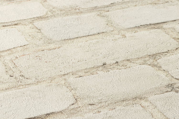 Dekorative Klemmbretter mit Motiven auf einem Holztisch vor einer Ziegelwand