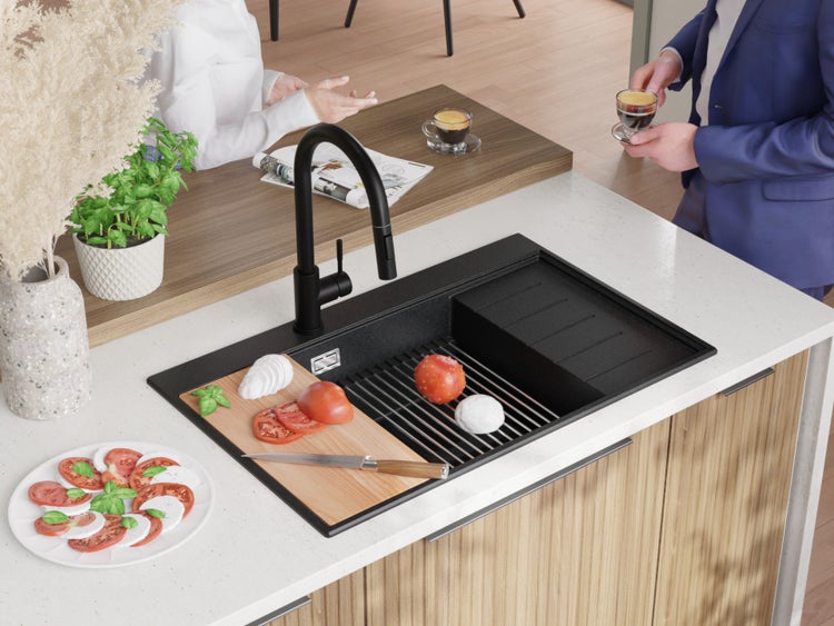 Spüle mit Schneidebrett, Abtropffläche und Armatur in einer modernen Küche.