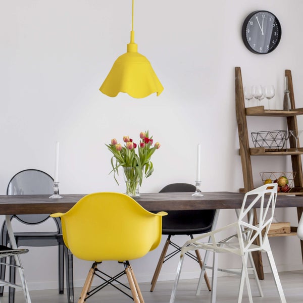 Esszimmer mit Holztisch, Stühlen, gelber Hängelampe und Wandregal