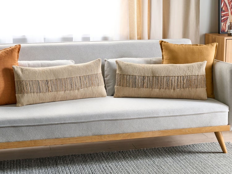 Wohnzimmer-Szene mit Sofa und dekorativen Kissen