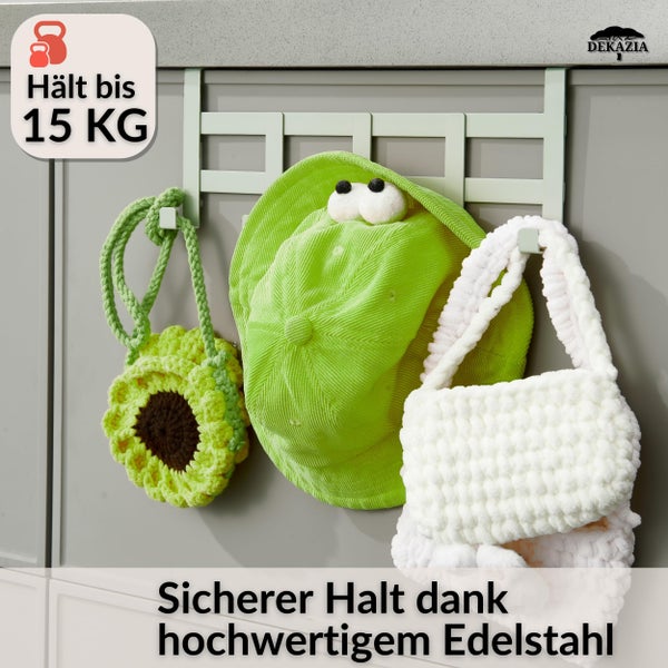 Türgarderobe aus Edelstahl von Dekazia mit aufgehängten Taschen und einem Hut, Belastbarkeit bis 15 Kilogramm. Dekazia Logo.