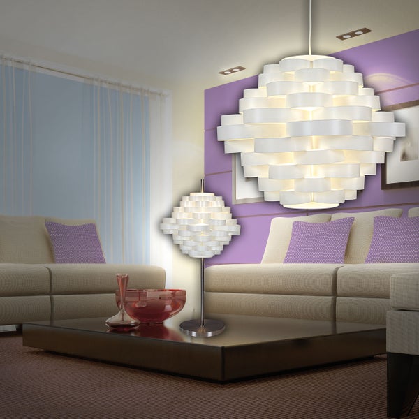 Wohnzimmer mit Sofa, Couchtisch, Stehlampe und Hängelampe