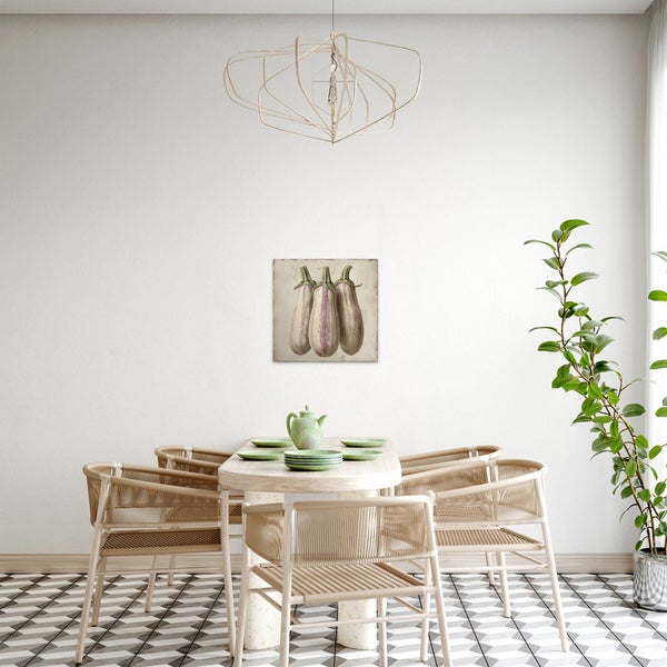 Esszimmer mit Esstisch, Stühlen und einem Gemälde mit Auberginen