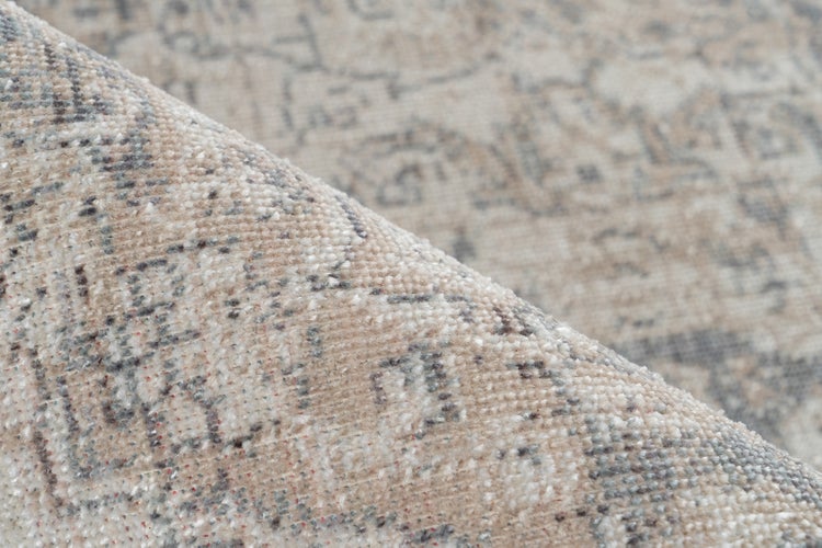 Nahaufnahme eines Teppichs mit Vintage-Muster und Kurzflor-Struktur.