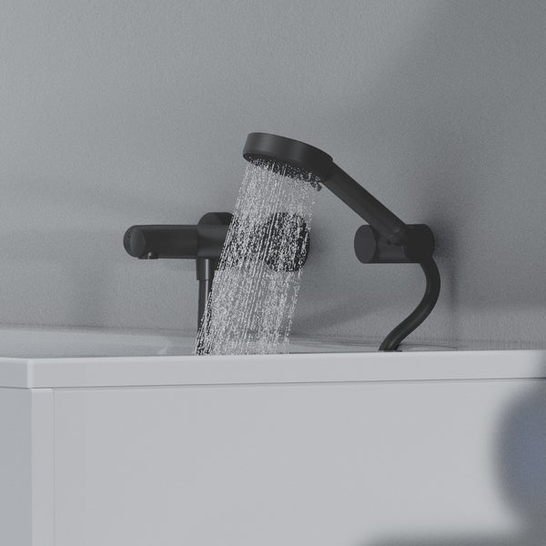 Wannenrandarmatur mit Handbrause im Badezimmer