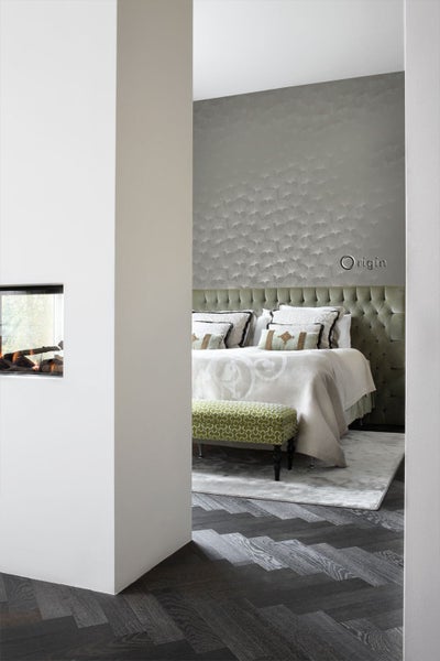 Schlafzimmer mit Bett, Bank und Kamin