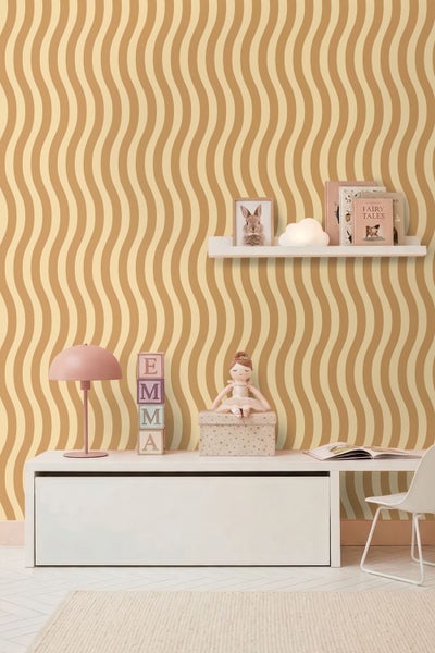 Hell eingerichtetes Kinderzimmer mit gewellter Tapete, Schreibtisch, Wandregal und Spielzeug.