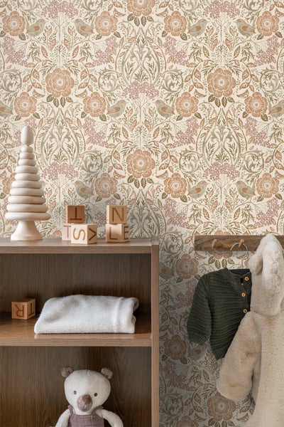 Kinderzimmer mit gemusterter Tapete, Holzregal und Spielzeug