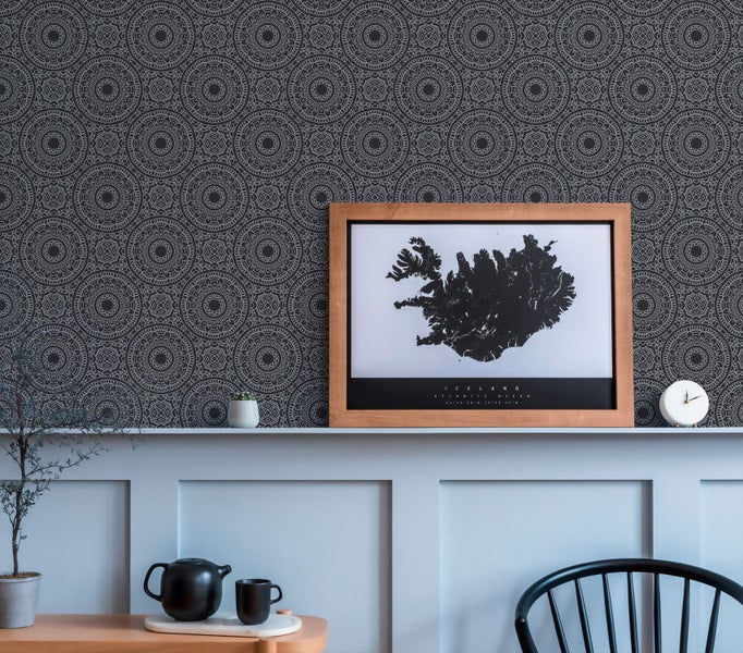 Wohnraum mit gemusterter Tapete im Mandala-Stil