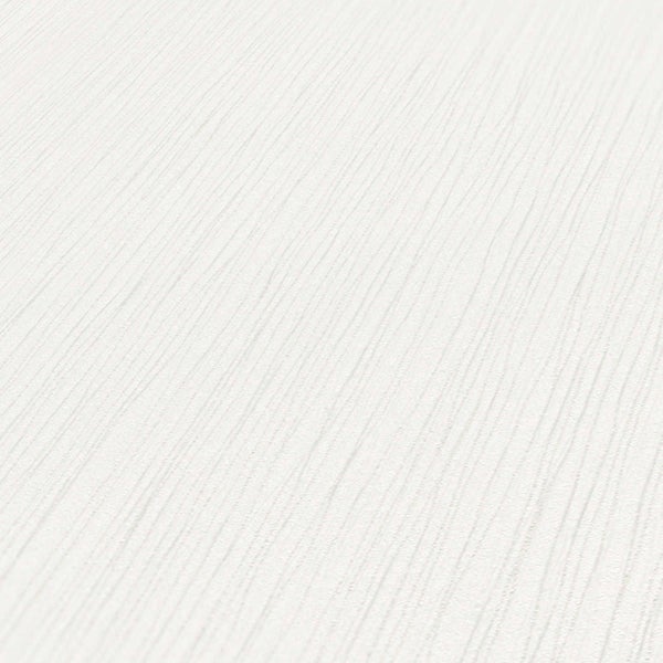 Frau mit einem Stapel runder Zierkissen.