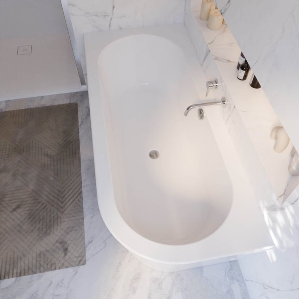 Aufnahme eines Badezimmers mit einer Badewanne, Armatur und Ablagefläche