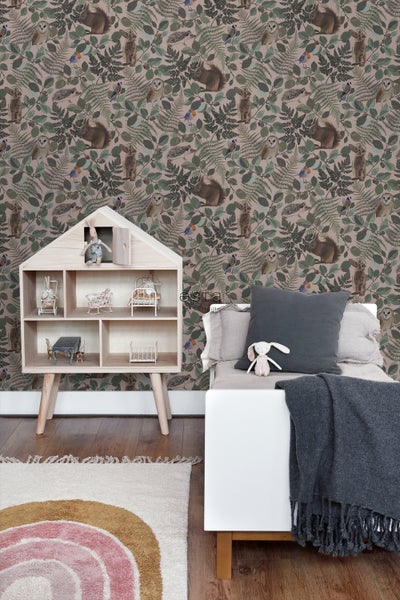 Kinderzimmer mit Waldtiertapete, Puppenhaus und Regenbogen Teppich