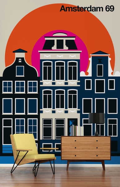 Fototapete mit einer stilisierten Amsterdamer Häuserzeile hinter einer Holzkommode und einem gelben Sessel.