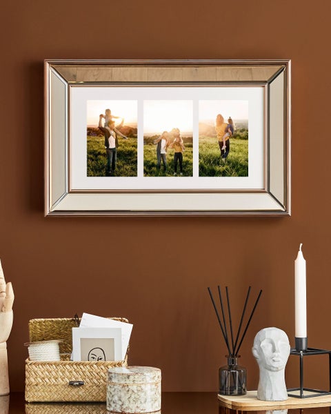 Rechteckiger Fotorahmen mit drei Bildern an der Wand