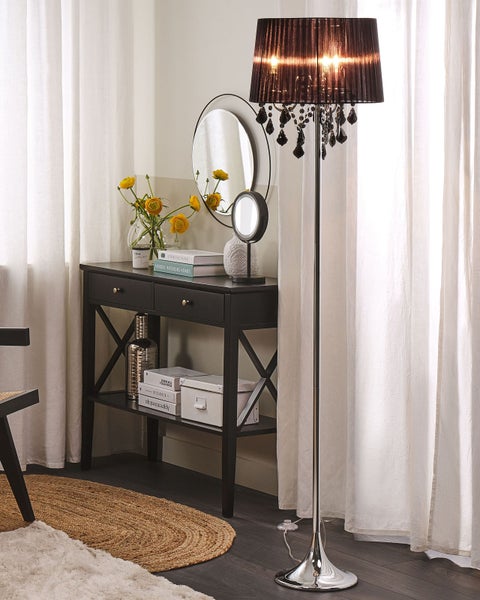 Stehleuchte mit Lampenschirm und dekorativen Kristallen