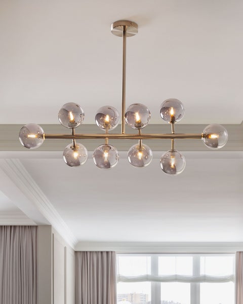 Moderne Hängeleuchte mit zehn Leuchten und transparenten Kugelschirmen.