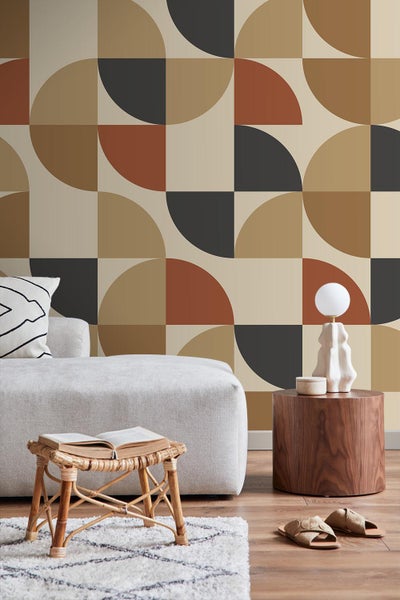 Wohnzimmer mit Sofa, Beistelltisch und geometrischer Tapete