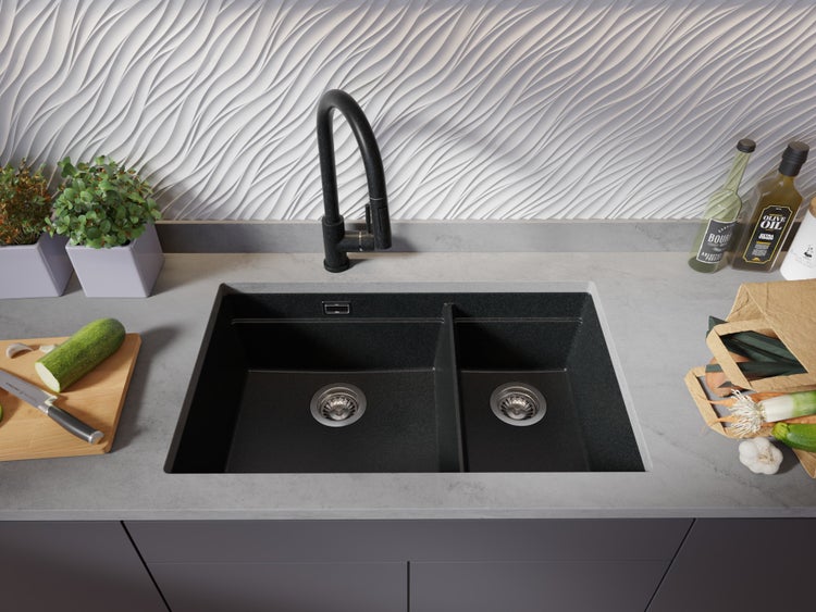 Küchenszene mit schwarzem Doppelspülbecken, Armatur und Lebensmitteln auf der Arbeitsfläche.