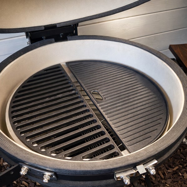 Offener Keramikgrill mit geteiltem Grillrost