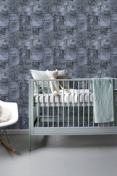 Kinderzimmer mit einer Wandtapete im Jeanshosen-Design und einem Kinderbett