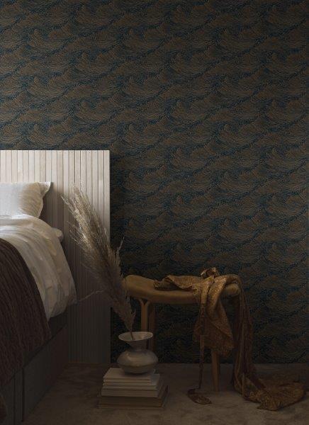 Helles Wohnzimmer mit gemusterter Tapete, Sofa und dekorativen Elementen für eine gemütliche Atmosphäre.