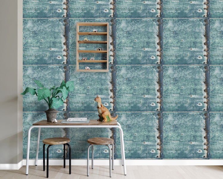 Dekoratives Zimmer mit Wandtapete in Metallplattenoptik, Tisch, Hockern und hölzernem Wandregal