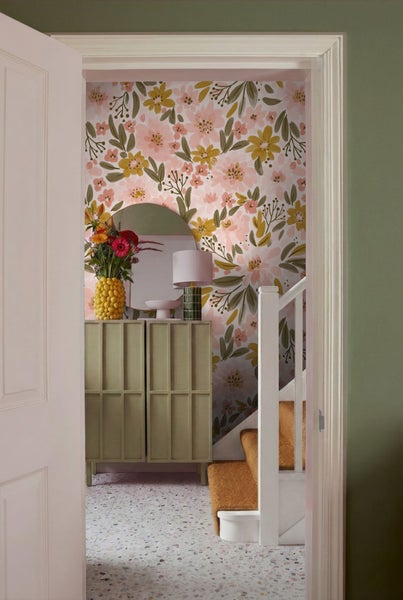 Flur mit floraler Tapete, Kommode und Spiegel
