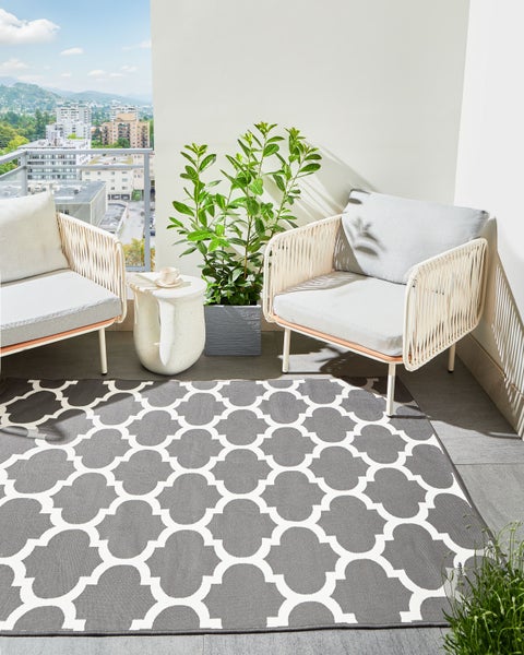 Rechteckiger Teppich für innen und außen in Grau und Weiß mit marokkanischem Trellis-Muster.