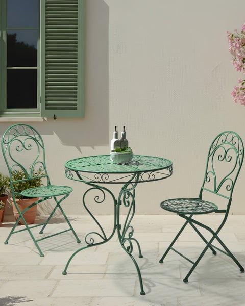 Gartensitzgruppe mit Tisch und zwei Stühlen im Außenbereich