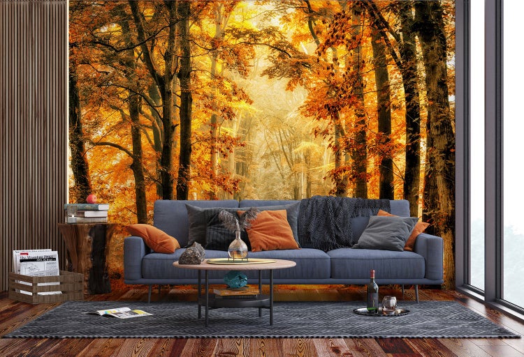 Wohnzimmer mit Fototapete eines herbstlichen Waldes, Sofa und Couchtisch