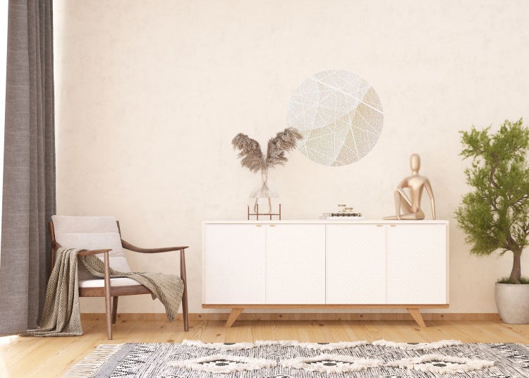 Wohnzimmer mit Sessel, Kommode, Dekoration und Teppich