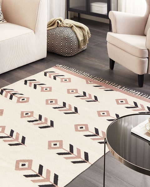 Teppich mit geometrischem Muster und Fransen