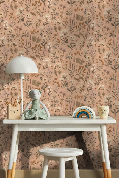 Kinderschreibtisch mit Lampe, Spielzeug und blumiger Tapete