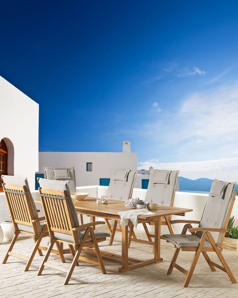 Sechs Gartenstühle mit Holzlatten und Metallgestell