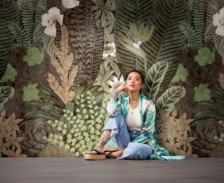 Dekorative florale Tapete mit tropischen Pflanzenmotiven im Innenraum