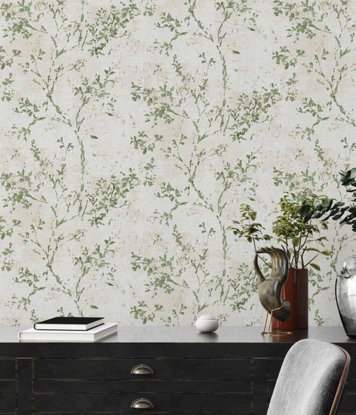 Tapete mit dezentem Pflanzendesign und Texturoptik an einer Wand in einem modern eingerichteten Zimmer.