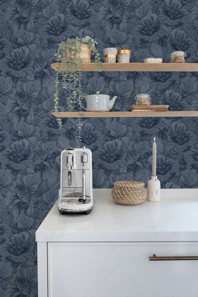 Moderne Küche mit blumiger Tapete, Holzregalen, Kaffeemaschine und weißer Arbeitsplatte.